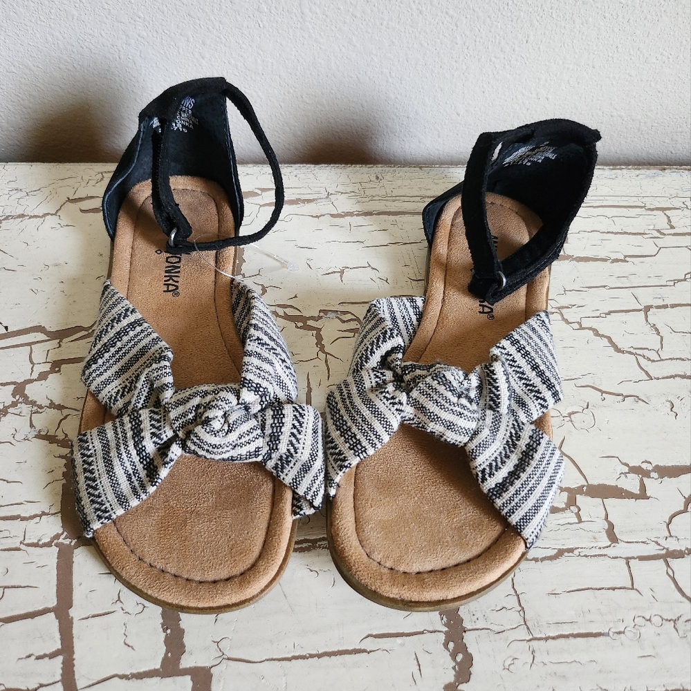 Minnetonka 2 Girls Ankle Strap Sandals Excellent Condition
